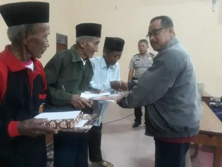 Pemdes Argodadi Beri Penghargaan untuk Satlinmas Purna tugas